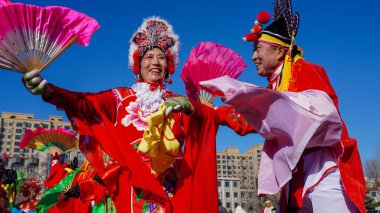 Luannan County, Çin - 9 Şubat 2025: İnsanlar geleneksel Çin Yeni Yılı 'nı kutlamak için meydanda Yanko dansı yapıyorlar.