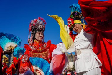 Luannan County, Çin - 9 Şubat 2025: İnsanlar geleneksel Çin Yeni Yılı 'nı kutlamak için meydanda Yanko dansı yapıyorlar.