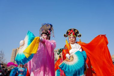 Luannan County, Çin - 10 Şubat 2025: İnsanlar geleneksel Çin Yeni Yılı 'nı kutlamak için meydanda Yanko dansı yapıyorlar.