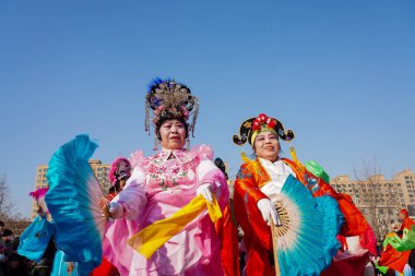 Luannan County, Çin - 10 Şubat 2025: İnsanlar geleneksel Çin Yeni Yılı 'nı kutlamak için meydanda Yanko dansı yapıyorlar.