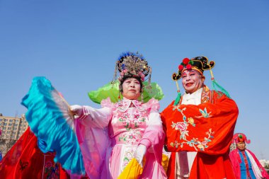 Luannan County, Çin - 10 Şubat 2025: İnsanlar geleneksel Çin Yeni Yılı 'nı kutlamak için meydanda Yanko dansı yapıyorlar.