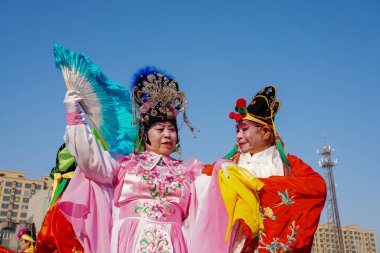 Luannan County, Çin - 10 Şubat 2025: İnsanlar geleneksel Çin Yeni Yılı 'nı kutlamak için meydanda Yanko dansı yapıyorlar.