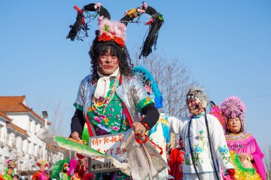 Luannan County, Çin - 10 Şubat 2025: İnsanlar geleneksel Çin Yeni Yılı 'nı kutlamak için meydanda Yanko dansı yapıyorlar.