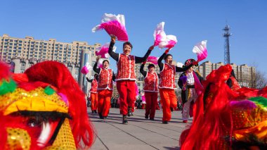 Luannan County, Çin - 13 Şubat 2025: İnsanlar geleneksel Çin Yeni Yılı 'nı kutlamak için Yanko dansı yapıyorlar.