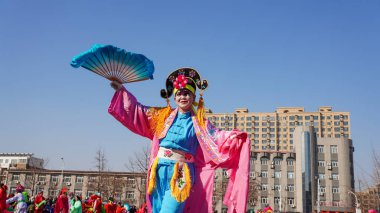 Luannan County, Çin - 14 Şubat 2025: Geleneksel Çin Festivali - Bahar Festivali 'ni kutlamak için insanlar meydanda Yanko gösterisi yapıyor.