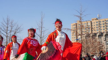 Luannan County, Çin - 14 Şubat 2025: Geleneksel Çin Festivali - Bahar Festivali 'ni kutlamak için insanlar meydanda Yanko gösterisi yapıyor.