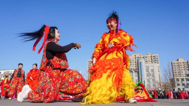 Luannan County, Çin - 13 Şubat 2025: İnsanlar geleneksel Çin festivalini kutlamak için meydanda aslan dansı yapıyorlar - Fener Festivali.