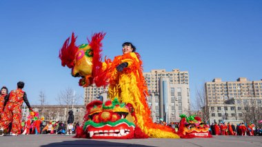 Luannan County, Çin - 13 Şubat 2025: İnsanlar geleneksel Çin festivalini kutlamak için meydanda aslan dansı yapıyorlar - Fener Festivali.