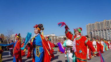 Luannan County, Çin - 13 Şubat 2025: İnsanlar geleneksel Çin Yeni Yılı 'nı kutlamak için Yanko dansı yapıyorlar.