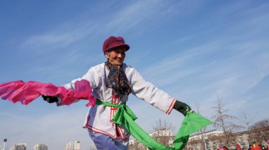 Luannan County, Çin - 14 Şubat 2025: Geleneksel Çin Festivali - Bahar Festivali 'ni kutlamak için insanlar meydanda Yanko gösterisi yapıyor.