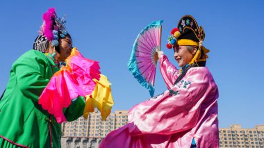 Luannan County, Çin - 14 Şubat 2025: Geleneksel Çin Festivali - Bahar Festivali 'ni kutlamak için insanlar meydanda Yanko gösterisi yapıyor.