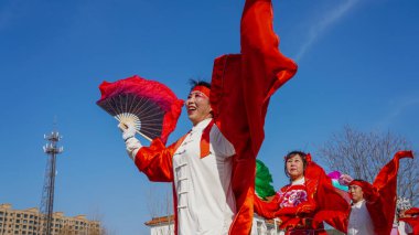 Luannan County, Çin - 14 Şubat 2025: Geleneksel Çin Festivali - Bahar Festivali 'ni kutlamak için insanlar meydanda Yanko gösterisi yapıyor.
