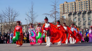 Luannan County, Çin - 14 Şubat 2025: Geleneksel Çin Festivali - Bahar Festivali 'ni kutlamak için insanlar meydanda Yanko gösterisi yapıyor.