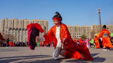 Luannan County, Çin - 14 Şubat 2025: Geleneksel Çin Festivali - Bahar Festivali 'ni kutlamak için insanlar meydanda Yanko gösterisi yapıyor.