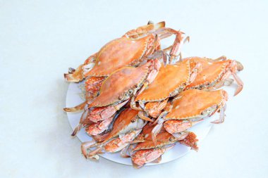 Tabakta pişmiş yengeç, fotoğrafa yakın çekim.