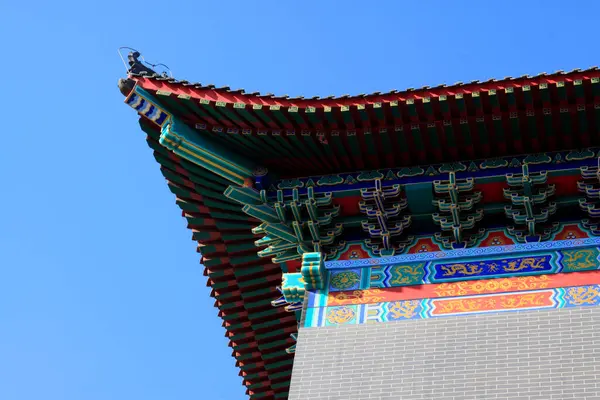 Mavi gökyüzünün altında Çin geleneksel binası, yakın çekim