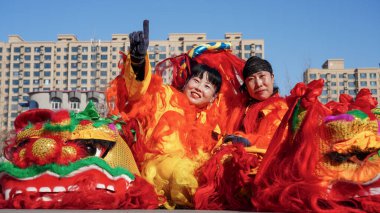 Luannan County, Çin - 13 Şubat 2025: İnsanlar geleneksel Çin festivalini kutlamak için meydanda aslan dansı yapıyorlar - Fener Festivali.