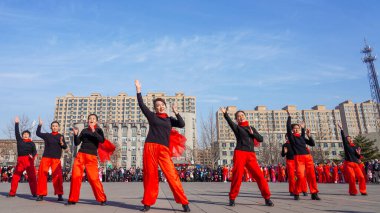 Luannan County, Çin - 14 Şubat 2025: Geleneksel Çin Festivali - Bahar Festivali 'ni kutlamak için insanlar meydanda Yanko gösterisi yapıyor.