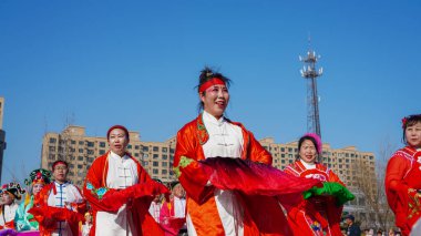 Luannan County, Çin - 14 Şubat 2025: Geleneksel Çin Festivali - Bahar Festivali 'ni kutlamak için insanlar meydanda Yanko gösterisi yapıyor.
