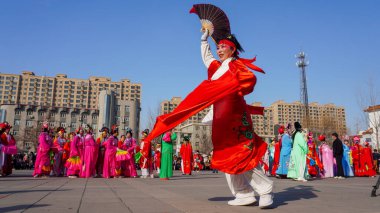 Luannan County, Çin - 14 Şubat 2025: Geleneksel Çin Festivali - Bahar Festivali 'ni kutlamak için insanlar meydanda Yanko gösterisi yapıyor.