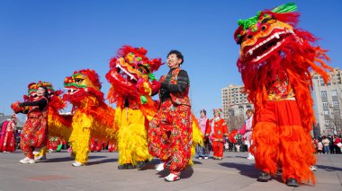Luannan County, Çin - 13 Şubat 2025: İnsanlar geleneksel Çin festivalini kutlamak için meydanda aslan dansı yapıyorlar - Fener Festivali.