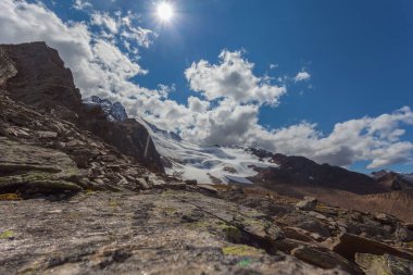 Barba dOrso Buzulu ve Moraine 'in güneşli manzarası. Küresel ısınma nedeniyle buzullar hızla geri çekiliyor, Alto Adige, İtalya. Dağcıların olduğu popüler bir dağ.