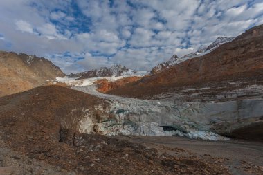 Vallelunga Buzulu, buzul altı bir akıntının ortaya çıktığı buzdan mağaralarla kaplı morinalarla kaplanarak çöker. Küresel ısınma nedeniyle buzullar hızla geri çekiliyor, Alto Adige, İtalya
