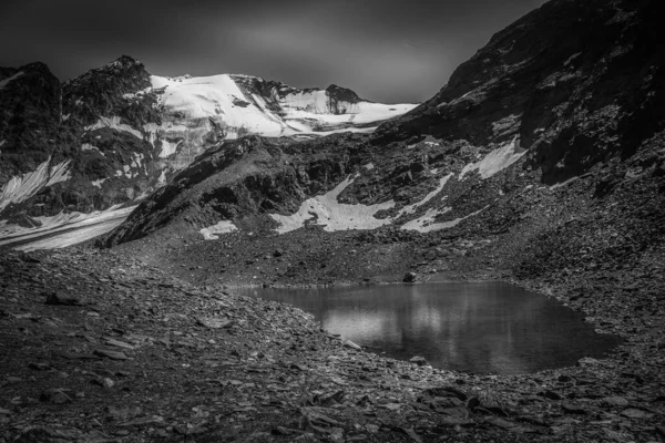 Черно Белый Вид Небольшое Ледниковое Озеро Горными Отражениями Среди Древних — стоковое фото