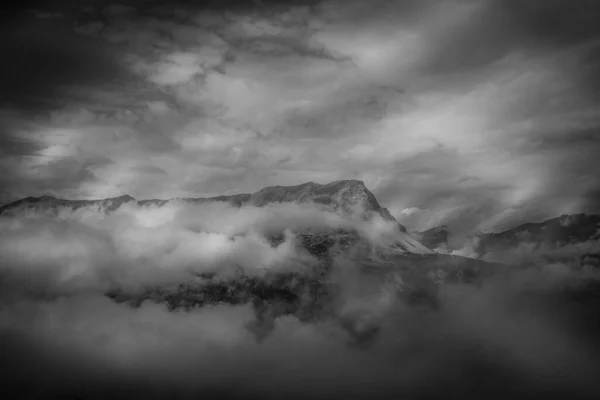 Черно Белая Облачная Альпийская Панорама Вершин Между Швейцарией Италией Австрией — стоковое фото