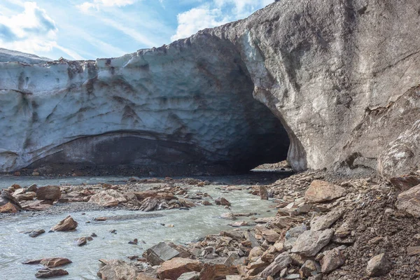 Gletsjerstroom Die Een Grot Binnengaat Uitgehouwen Vallelunga Gletsjer Gletsjer Trekt — Stockfoto