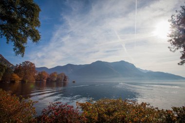 Lugano Gölü kıyılarında sonbahar ağaçları, İsviçre. Sükunet ve rahatlama kavramı