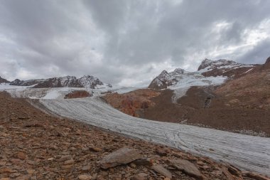Vallelunga Buzulu 'nun etkileyici buz dilinde panorama. Küresel ısınma nedeniyle buzullar hızla geri çekiliyor, Alto Adige, İtalya
