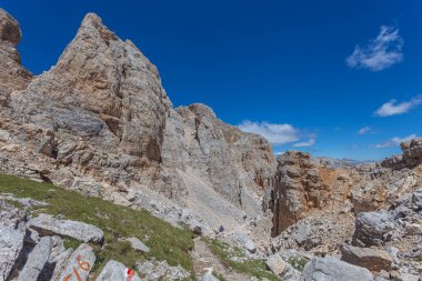 Latemar Massif, UNESCO dünya mirası sahasındaki Dolomite kayalık senaryosunun ortasındaki yol. Trentino-Alto Adige, İtalya, Avrupa