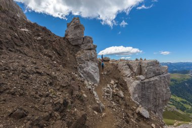 Latemar 'a giden yol boyunca biyolojik kökenli ışık karbonat kayalarını kesen karanlık Triyas volkanik kayalar. UNESCO dünya mirası sahası, Trentino-Alto Adige, İtalya, Avrupa