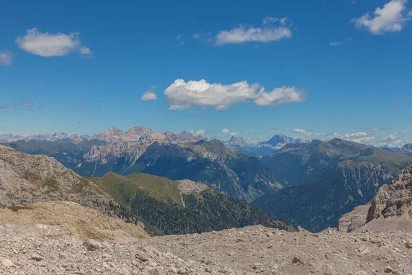 Latemar Massif 'ten Fassa Vadisi' ne doğru müthiş bir dolomit panoraması. Pelmo Dağı, Marmolada Dağı ve Civetta Dağı görülebilir. UNESCO dünya mirası sahası, Trentino-Alto Adige, İtalya, Avrupa