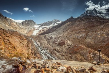 Vallelunga buzulu tarafından düzleştirilmiş ve aksiyon kameralı akarsularla kesişen muhteşem kaya manzarası. Buzul, küresel ısınma, Alto Adige, İtalya yüzünden hızla geri çekiliyor.