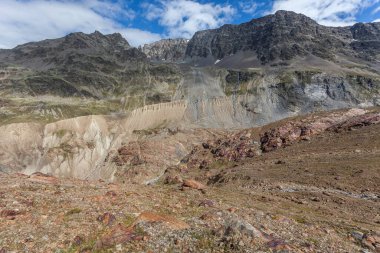 Pio XI dağ kulübesi yakınlarındaki Vallelunga Buzulu 'nun küçük buzul çağı kahverengi ve gri morinaları. Vallelunga, Alto Adige - Sudtirol, İtalya. Küçük Buz Çağı Alpler 'deki son buzul çağıdır.