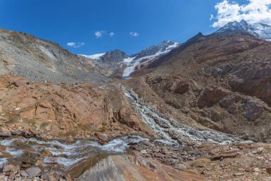 Derelerle kesişen ve Valleunga buzulu tarafından düzleştirilen kayalardan oluşan ay panoraması. Buzul, küresel ısınma, Alto Adige, İtalya yüzünden hızla geri çekiliyor.