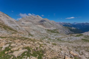 Latemar Massif, UNESCO dünya mirası alanı Trentino-Alto Adige, İtalya ve Avrupa 'nın Dolomite kayalık tepeleri ve platosunun muhteşem yaz manzarası.