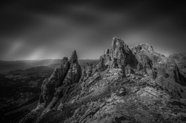 Latemar Massif, UNESCO 'nun dünya mirası sahasında sayısız örümceğin olduğu siyah ve beyaz dolomit kayalık bir sahne. Ana zirvenin adı Torre di Pisa. Trentino-Alto Adige, İtalya, Avrupa