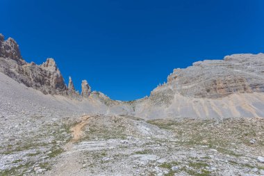 Latemar Massif 'deki Forcella dei Campanili' ye giden yol. UNESCO dünya mirası sahası, Trentino-Alto Adige, İtalya, Avrupa