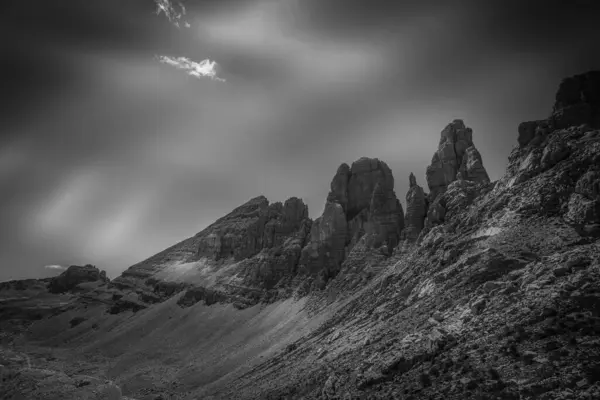 Latemar Massif 'teki Forcell Tepesi' nin siyah beyaz manzarası. Dolomitler, UNESCO dünya mirası bölgesi, Trentino-Alto Adige, İtalya, Avrupa