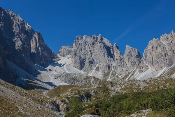 Rotsachtige Bergkam Van Croda Rossa Sesto Comelico Met Groene Weiden — Stockfoto