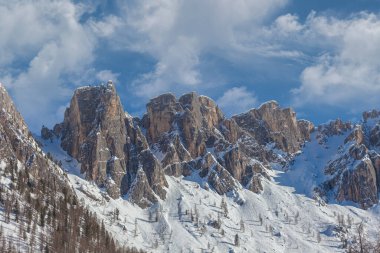 Formin tepelerinin kış manzarası, Giau Geçidi, Dolomitler, İtalya