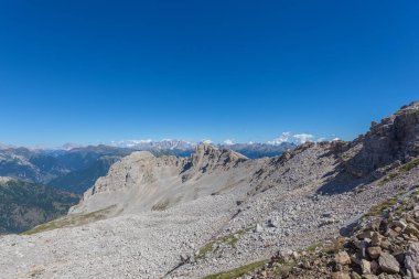 Latemar Massif 'in güney tarafındaki kayalık platoyla muhteşem bir yaz manzarası. UNESCO dünya mirası sahası, Trentino-Alto Adige, İtalya, Avrupa
