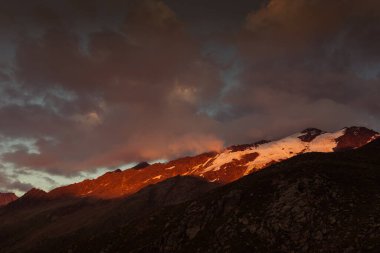 Palla Bianca Massif 'de Fontana' nın dramatik renkli günbatımı manzarası. Dağcılar ve tırmanışçılar arasında popüler olan dağlar. Vallelunga, Alto Adige, İtalya