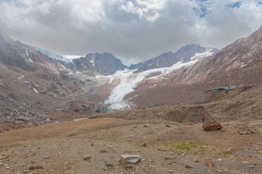 Alp dağları. Vallelunga Buzulu önü morinalı. Küresel ısınma nedeniyle buzullar hızla geri çekiliyor, Alto Adige, İtalya