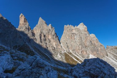 Comelico bölgesindeki Pala di Popera Dağı 'nın kayalık tepelerinin muhteşem yaz manzarası, Dolomites, İtalya