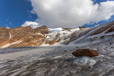 Barba dOrso seracs ve buzul yüzeyinin tuhaf buz mantarlarıyla görüntüsü. Küresel ısınma nedeniyle buzullar hızla geri çekiliyor. Vallelunga, Alto Adige, İtalya