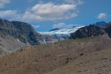 Buzulun vadi üzerinde asılı olduğu Gepatschferner Panorama ve 1850 yaş moraine ön planı, Vallelunga, Alto Adige - Sudtirol, İtalya. Küresel ısınma nedeniyle buzullar hızla geri çekiliyor.